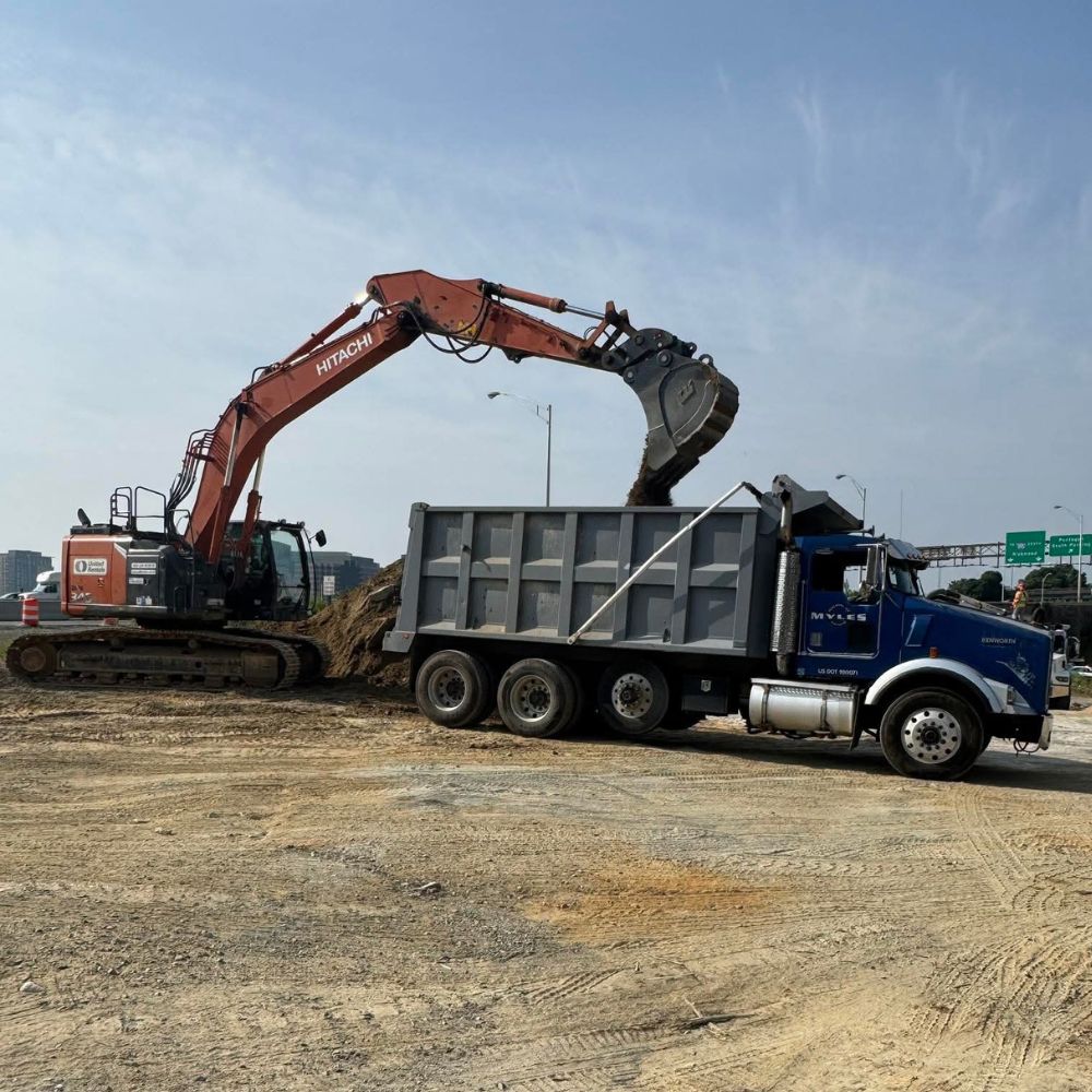 Excavator Filling Dump Truck with Sand Excavator Filling Dump Truck with Sand